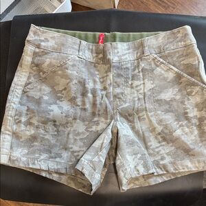 SPANX Women's Pull Up Camo Cargo Shorts Size Large